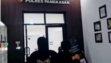 Personel Satreskrim Polres Pamekasan menggiring DPO dugaan investasi bodong setelah berhasil ditangkap di Bojonegoro. (ISTIMEWA)