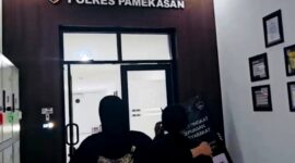 Personel Satreskrim Polres Pamekasan menggiring DPO dugaan investasi bodong setelah berhasil ditangkap di Bojonegoro. (ISTIMEWA)