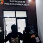 Personel Satreskrim Polres Pamekasan menggiring DPO dugaan investasi bodong setelah berhasil ditangkap di Bojonegoro. (ISTIMEWA)