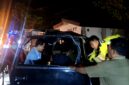Polisi bersama warga berusaha mengevakuasi supir pikap yang terlibat lakalantas di akses Suramadu. (KLIKMADURA)