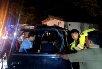 Polisi bersama warga berusaha mengevakuasi supir pikap yang terlibat lakalantas di akses Suramadu. (KLIKMADURA)