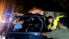 Polisi bersama warga berusaha mengevakuasi supir pikap yang terlibat lakalantas di akses Suramadu. (KLIKMADURA)