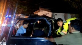 Polisi bersama warga berusaha mengevakuasi supir pikap yang terlibat lakalantas di akses Suramadu. (KLIKMADURA)