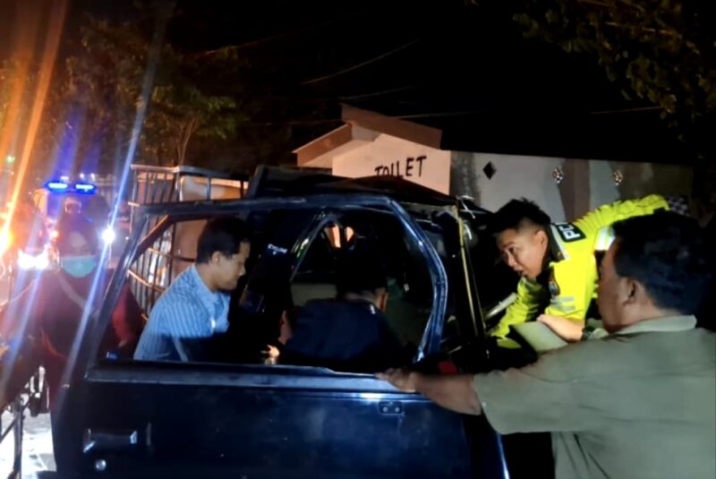Polisi bersama warga berusaha mengevakuasi supir pikap yang terlibat lakalantas di akses Suramadu. (KLIKMADURA)