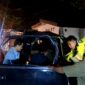 Polisi bersama warga berusaha mengevakuasi supir pikap yang terlibat lakalantas di akses Suramadu. (KLIKMADURA)