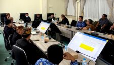Pemerintah Kabupaten Pamekasan saat menggelar rapat monitoring dan evaluasi, Senin (12/10/2026).