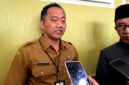 Kepala Badan Pengelolaan Keuangan dan Pendapatan Daerah (BPKPD) Pamekasan, Sahrul Munir bersama Bupati KH. Kholilurrahman saat diwawancara awak media. (KLIKMADURA)