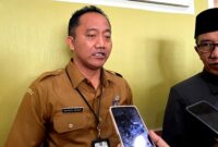 Kepala Badan Pengelolaan Keuangan dan Pendapatan Daerah (BPKPD) Pamekasan, Sahrul Munir bersama Bupati KH. Kholilurrahman saat diwawancara awak media. (KLIKMADURA)