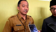 Kepala Badan Pengelolaan Keuangan dan Pendapatan Daerah (BPKPD) Pamekasan, Sahrul Munir bersama Bupati KH. Kholilurrahman saat diwawancara awak media. (KLIKMADURA)