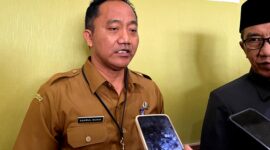 Kepala Badan Pengelolaan Keuangan dan Pendapatan Daerah (BPKPD) Pamekasan, Sahrul Munir bersama Bupati KH. Kholilurrahman saat diwawancara awak media. (KLIKMADURA)
