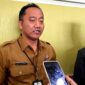 Kepala Badan Pengelolaan Keuangan dan Pendapatan Daerah (BPKPD) Pamekasan, Sahrul Munir bersama Bupati KH. Kholilurrahman saat diwawancara awak media. (KLIKMADURA)