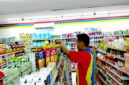Pekerja gerai ritel menyusun produk di minimarket modern yang berada di Jalan Pintu Gerbang, Kelurahan Bugih, Pamekasan beberapa waktu lalu (LAILIYATUN NURIYAH/KLIK MADURA).