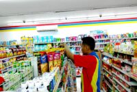 Pekerja gerai ritel menyusun produk di minimarket modern yang berada di Jalan Pintu Gerbang, Kelurahan Bugih, Pamekasan beberapa waktu lalu (LAILIYATUN NURIYAH/KLIK MADURA).