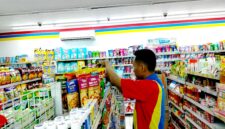 Pekerja gerai ritel menyusun produk di minimarket modern yang berada di Jalan Pintu Gerbang, Kelurahan Bugih, Pamekasan beberapa waktu lalu (LAILIYATUN NURIYAH/KLIK MADURA).