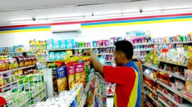 Pekerja gerai ritel menyusun produk di minimarket modern yang berada di Jalan Pintu Gerbang, Kelurahan Bugih, Pamekasan beberapa waktu lalu (LAILIYATUN NURIYAH/KLIK MADURA).