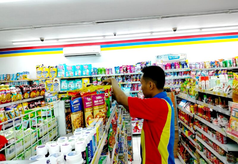 Pekerja gerai ritel menyusun produk di minimarket modern yang berada di Jalan Pintu Gerbang, Kelurahan Bugih, Pamekasan beberapa waktu lalu (LAILIYATUN NURIYAH/KLIK MADURA).
