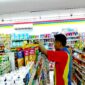 Pekerja gerai ritel menyusun produk di minimarket modern yang berada di Jalan Pintu Gerbang, Kelurahan Bugih, Pamekasan beberapa waktu lalu (LAILIYATUN NURIYAH/KLIK MADURA).