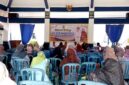 Warga Desa / Pulau Mandangin, Kecamatan Kota Sampang  berkumpul di Kantor Kecamatan untuk pencairan bantuan. (KLIKMADURA)