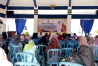 Warga Desa / Pulau Mandangin, Kecamatan Kota Sampang  berkumpul di Kantor Kecamatan untuk pencairan bantuan. (KLIKMADURA)