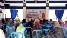 Warga Desa / Pulau Mandangin, Kecamatan Kota Sampang  berkumpul di Kantor Kecamatan untuk pencairan bantuan. (KLIKMADURA)