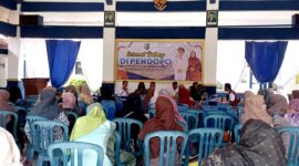 Warga Desa / Pulau Mandangin, Kecamatan Kota Sampang  berkumpul di Kantor Kecamatan untuk pencairan bantuan. (KLIKMADURA)