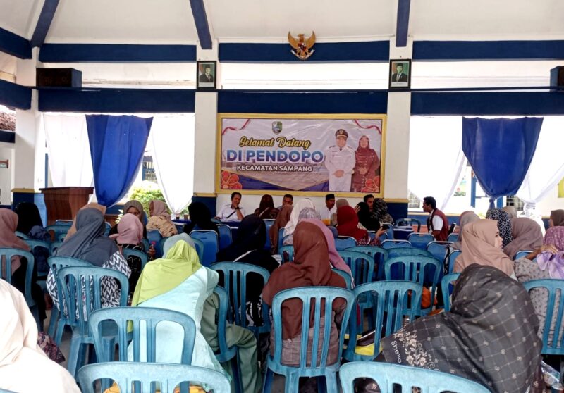 Warga Desa / Pulau Mandangin, Kecamatan Kota Sampang  berkumpul di Kantor Kecamatan untuk pencairan bantuan. (KLIKMADURA)