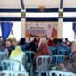 Warga Desa / Pulau Mandangin, Kecamatan Kota Sampang  berkumpul di Kantor Kecamatan untuk pencairan bantuan. (KLIKMADURA)