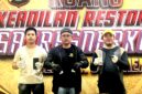 Anggota Satresnarkoba Polresta Sumenep menunjukkan barang bukti sabu yang disita. (KLIKMADURA)