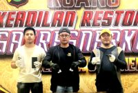 Anggota Satresnarkoba Polresta Sumenep menunjukkan barang bukti sabu yang disita. (KLIKMADURA)