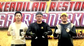 Anggota Satresnarkoba Polresta Sumenep menunjukkan barang bukti sabu yang disita. (KLIKMADURA)