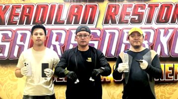 Anggota Satresnarkoba Polresta Sumenep menunjukkan barang bukti sabu yang disita. (KLIKMADURA)