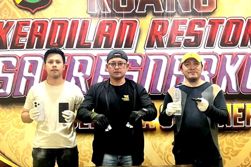 Anggota Satresnarkoba Polresta Sumenep menunjukkan barang bukti sabu yang disita. (KLIKMADURA)