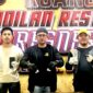 Anggota Satresnarkoba Polresta Sumenep menunjukkan barang bukti sabu yang disita. (KLIKMADURA)