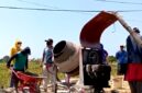Sejumlah warga melakukan perbaikan jalan rusak hasil patungan. (KLIKMADURA)