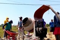 Sejumlah warga melakukan perbaikan jalan rusak hasil patungan. (KLIKMADURA)