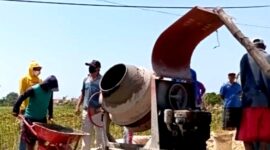 Sejumlah warga melakukan perbaikan jalan rusak hasil patungan. (KLIKMADURA)