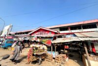 Beberapa pedagang berada di depan Pasar 17 Agustus di Jalan Pintu Gerbang, Kelurahan Bugih, Pamekasan, Rabu (14/10/2026). (LAILIYATUN NURIYAH/KLIK MADURA).