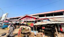 Beberapa pedagang berada di depan Pasar 17 Agustus di Jalan Pintu Gerbang, Kelurahan Bugih, Pamekasan, Rabu (14/10/2026). (LAILIYATUN NURIYAH/KLIK MADURA).