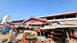 Beberapa pedagang berada di depan Pasar 17 Agustus di Jalan Pintu Gerbang, Kelurahan Bugih, Pamekasan, Rabu (14/10/2026). (LAILIYATUN NURIYAH/KLIK MADURA).