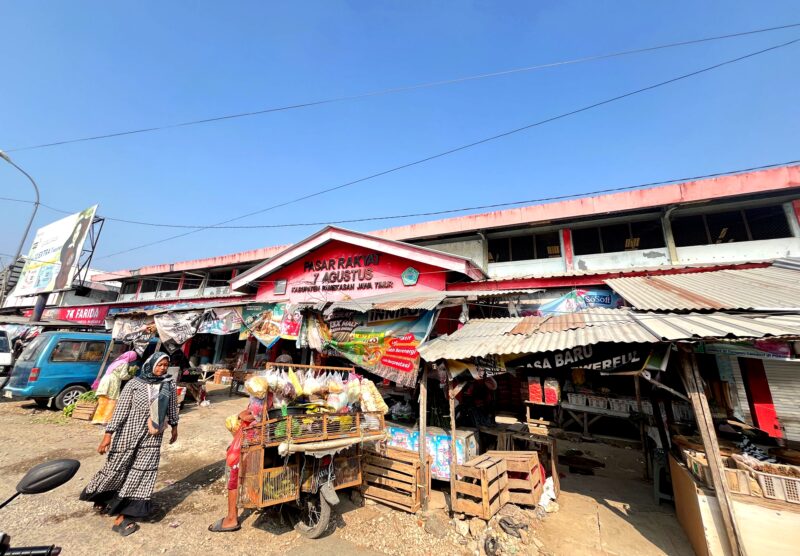 Beberapa pedagang berada di depan Pasar 17 Agustus di Jalan Pintu Gerbang, Kelurahan Bugih, Pamekasan, Rabu (14/10/2026). (LAILIYATUN NURIYAH/KLIK MADURA).