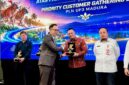 Manager PLN UP3 Madura, Radea Cakrawala N, saat menyerahkan penghargaan kepada Founder PT Bani Group, Ali Zainal Abidin. (KLIKMADURA)