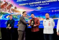 Manager PLN UP3 Madura, Radea Cakrawala N, saat menyerahkan penghargaan kepada Founder PT Bani Group, Ali Zainal Abidin. (KLIKMADURA)