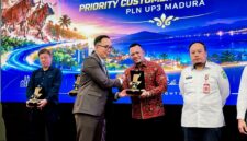 Manager PLN UP3 Madura, Radea Cakrawala N, saat menyerahkan penghargaan kepada Founder PT Bani Group, Ali Zainal Abidin. (KLIKMADURA)