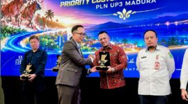 Manager PLN UP3 Madura, Radea Cakrawala N, saat menyerahkan penghargaan kepada Founder PT Bani Group, Ali Zainal Abidin. (KLIKMADURA)