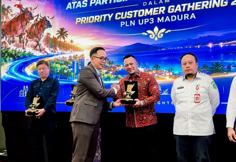 Manager PLN UP3 Madura, Radea Cakrawala N, saat menyerahkan penghargaan kepada Founder PT Bani Group, Ali Zainal Abidin. (KLIKMADURA)