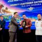 Manager PLN UP3 Madura, Radea Cakrawala N, saat menyerahkan penghargaan kepada Founder PT Bani Group, Ali Zainal Abidin. (KLIKMADURA)