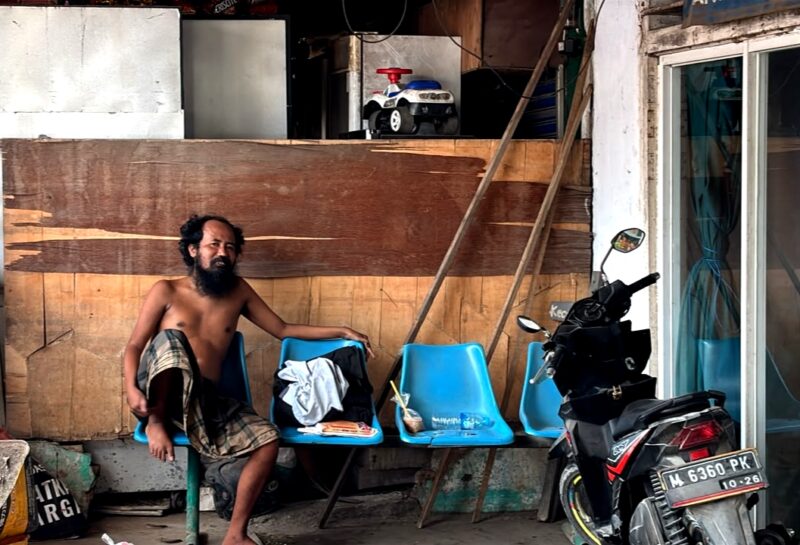 Salah satu ODGJ yang berkeliaran di Pasar Blega, Kabupaten Bangkalan. (KLIKMADURA)