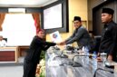 Ketua Fraksi Gelora Perjuangan, Mohammad Saedy Romli menyerahkan berkas PU Fraksi kepada Ketua DPRD Pamekasan, Ali Masykur. (KLIKMADURA)