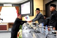 Ketua Fraksi Gelora Perjuangan, Mohammad Saedy Romli menyerahkan berkas PU Fraksi kepada Ketua DPRD Pamekasan, Ali Masykur. (KLIKMADURA)
