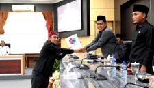 Ketua Fraksi Gelora Perjuangan, Mohammad Saedy Romli menyerahkan berkas PU Fraksi kepada Ketua DPRD Pamekasan, Ali Masykur. (KLIKMADURA)